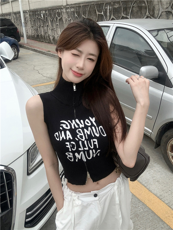 Real shot of short style, versatile and latest hot girl knitted letter short top in 2024, trendy