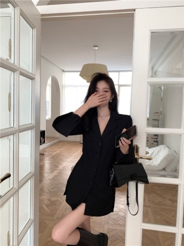 Black Striped Long-Sleeve Women's Shirt Spring 2024 New Style Elegant Fitted V-Neck Blouse with Waist-Clinching Medium-Length Top