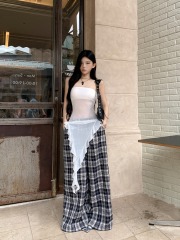 Real shot of a hot girl wearing an irregular tube top + fashionable plaid pants, low-waisted and versatile wide-leg pants for women