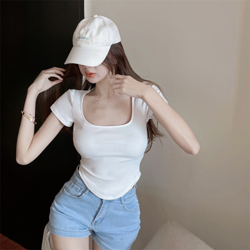 Actual shot of square-neck sexy slim-fitting curved hem short-sleeved T-shirt top at real price