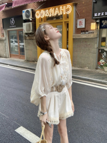 Real shot and real price French sweet embroidery V-neck lace-up lantern sleeve thin top fringed shorts casual suit
