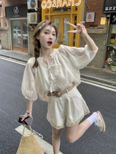 Real shot and real price French sweet embroidery V-neck lace-up lantern sleeve thin top fringed shorts casual suit