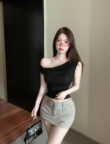 Real shot of sexy sexy girl with sleeveless vest, irregular swing collar, sexy suspender top, T-shirt for women