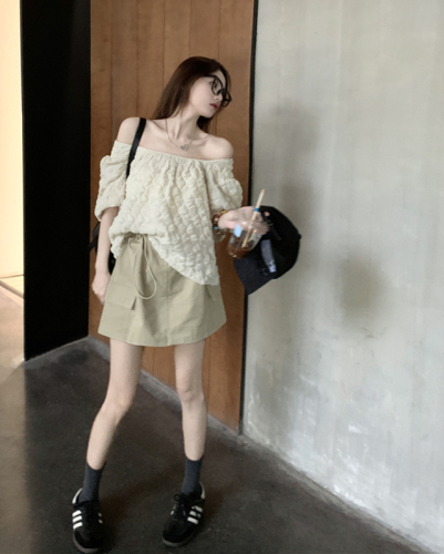 Actual shot~Early autumn five-quarter-sleeved one-shoulder top with Western style bubble cloth texture, goddess style