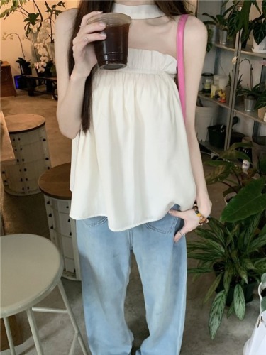 Actual shot~ One-line collar, loose chiffon top with straps and earrings, sleeveless for women to go out and look fashionable.