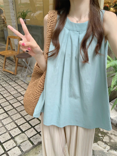 Actual shot of Korean chic’s simple hand-made mint-colored halterneck top.
