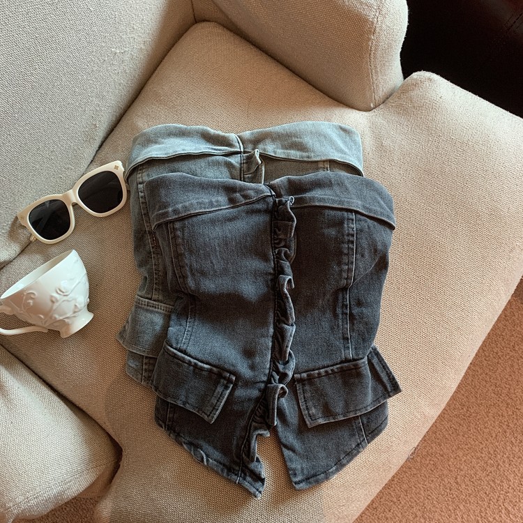 Real shot of summer hot girl careful denim tube top with breast pads