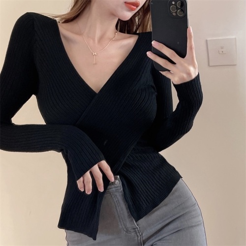 Real shot, real price, autumn new niche design, cross sexy V-neck inner bottoming sweater top