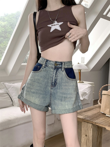 Real shot of American retro hottie pants, washed distressed jeans, women's summer high-waisted slimming hot pants and shorts, trendy