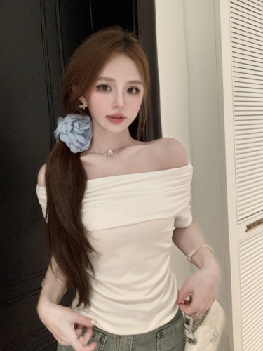 Actual shot of one-shoulder short-sleeved T-shirt for women in summer, new style, off-shoulder, beautiful collarbone, slim-fitting short top