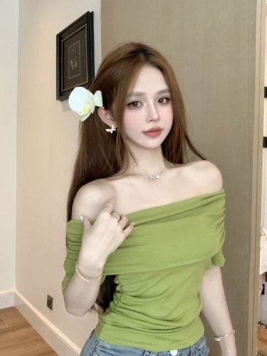 Actual shot of one-shoulder short-sleeved T-shirt for women in summer, new style, off-shoulder, beautiful collarbone, slim-fitting short top