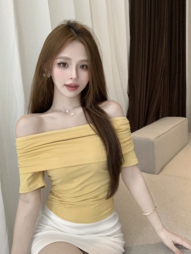 Actual shot of one-shoulder short-sleeved T-shirt for women in summer, new style, off-shoulder, beautiful collarbone, slim-fitting short top