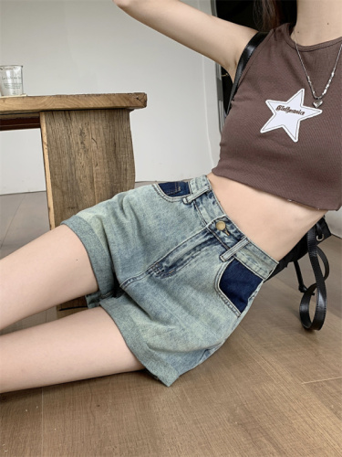 Real shot of American retro hottie pants, washed distressed jeans, women's summer high-waisted slimming hot pants and shorts, trendy