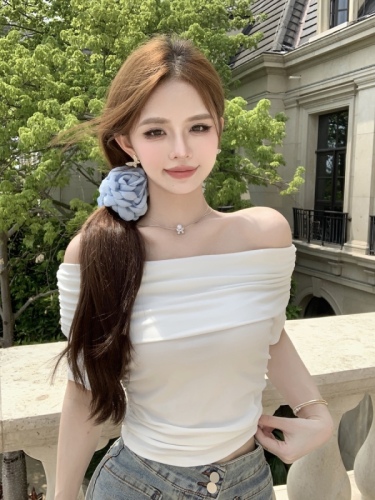Actual shot of one-shoulder short-sleeved T-shirt for women in summer, new style, off-shoulder, beautiful collarbone, slim-fitting short top
