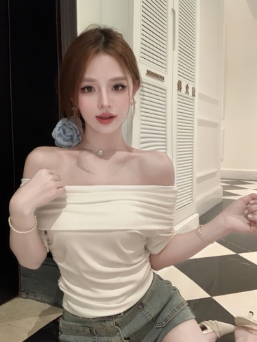 Actual shot of one-shoulder short-sleeved T-shirt for women in summer, new style, off-shoulder, beautiful collarbone, slim-fitting short top