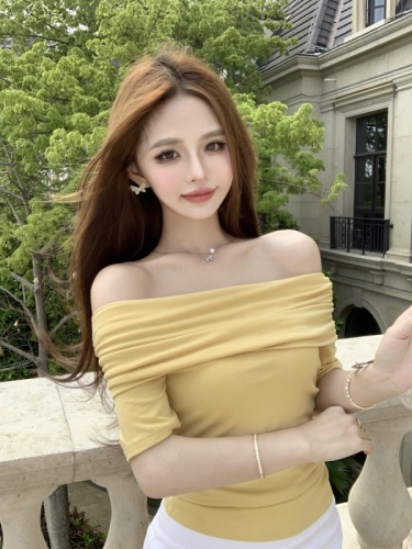 Actual shot of one-shoulder short-sleeved T-shirt for women in summer, new style, off-shoulder, beautiful collarbone, slim-fitting short top