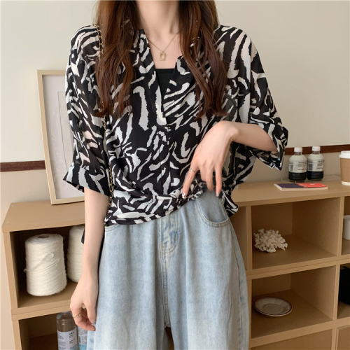 Actual shot and real price ~ Chiffon shirt for women with niche design, short-sleeved sun protection cardigan top, V-neck temperament shirt