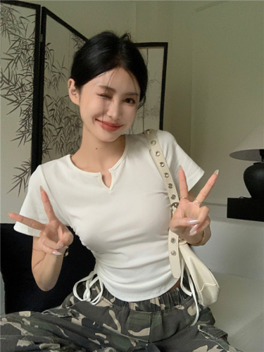 Actual shot, real price, versatile design, unique Korean style hot girl niche v-neck short-sleeved T-shirt, slim right shoulder top, trendy