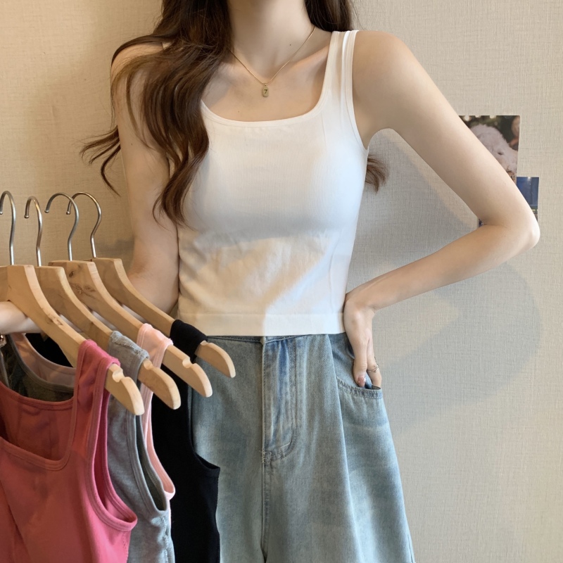 Real shot of big U-neck bust-revealing slimming tank top with versatile pullover summer simple solid color sleeveless short top for women