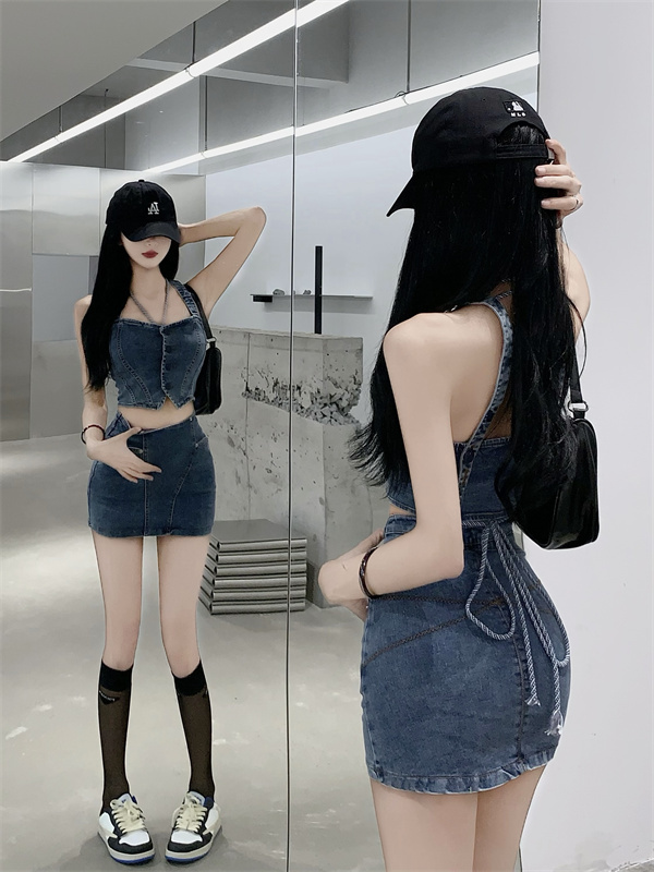Actual shot and real price. Slim-fitting halterneck short style with a small vest base + hip-covering short skirt and denim set.