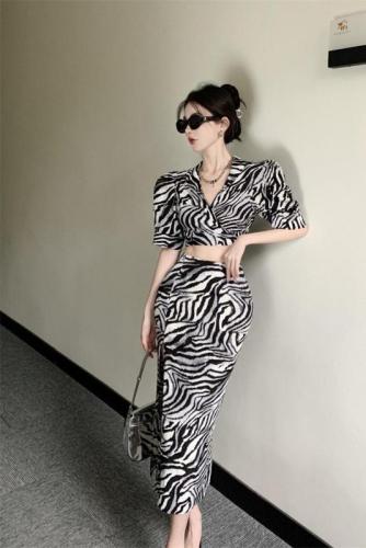 ~Sexy zebra back tie waist revealing shirt + super high waist tight hem slit skirt suit