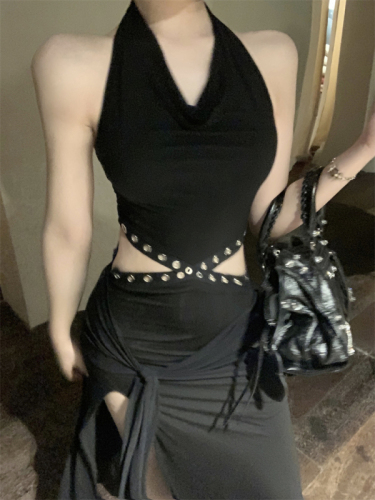 ~Hot girl with sexy exposed waist, niche and chic design, halter neck, swing neck skirt, high waist long skirt
