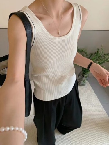 Real shot of Korean style sleeveless slim fit ice silk elastic knitted contrasting color vest for women to wear 2024 new bottoming suspenders