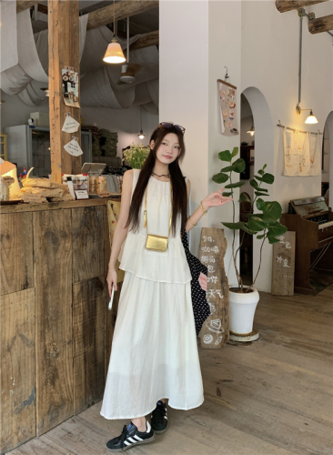 Actual shot~Vacation style suit for women summer 2024 new sleeveless round neck top high waist skirt two-piece set