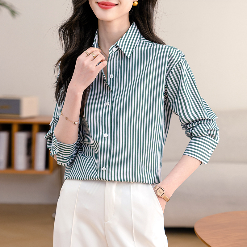 Actual shot of 2024 spring rayon black and white pinstripe shirt for women slightly dropped shoulder style long-sleeved commuter shirt for women to wear layered