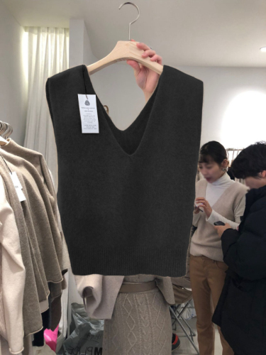 South Korea's Dongdaemun new spring simple loose slim double V-neck cashmere knitted sweater vest vest for women