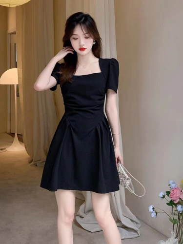 Square neck pleated short-sleeved dress 2024 new summer style slim fit for small people with Hepburn style A-line little black skirt