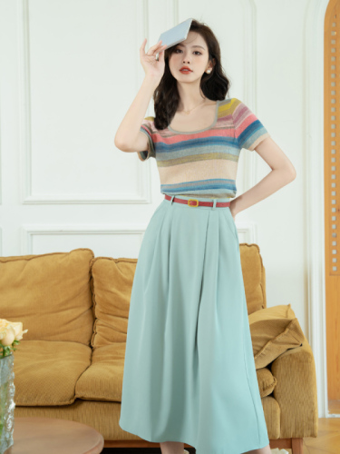 Actual shot of a large number of ready-made Hong Kong style two-piece skirt suits for women, summer skirts and chic tops, sweet and spicy suits