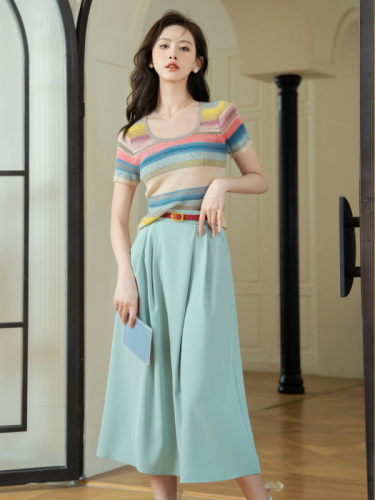 Actual shot of a large number of ready-made Hong Kong style two-piece skirt suits for women, summer skirts and chic tops, sweet and spicy suits