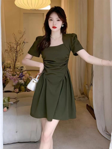 Square neck pleated short-sleeved dress 2024 new summer style slim fit for small people with Hepburn style A-line little black skirt