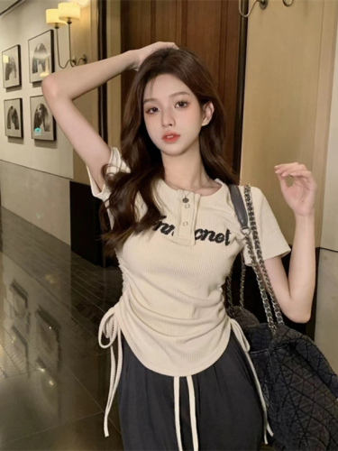 American retro sweet and spicy top design niche 2024 summer shoulder T-shirt short sleeve French drawstring short style for women