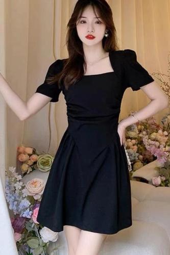 Square neck pleated short-sleeved dress 2024 new summer style slim fit for small people with Hepburn style A-line little black skirt