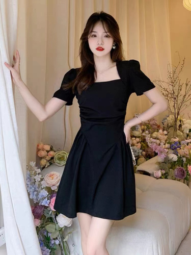 Square neck pleated short-sleeved dress 2024 new summer style slim fit for small people with Hepburn style A-line little black skirt