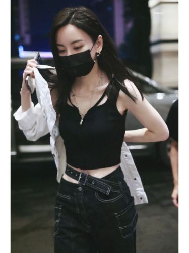 Star Yu Wenwen's same sweet and spicy suspender short chic vest top topstitched personalized jeans suit
