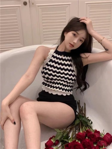 Zhao Lusi's same black and white niche plaid halter neck and hand hook camisole for women, short navel-baring sweet top for outer wear