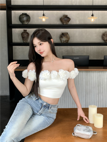 Sweet hot girl camisole women's summer sleeveless sexy short one-shoulder clavicle three-dimensional flower top worn outside