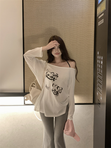 Real shot of white one-shoulder printed T-shirt for women, summer thin sun protection blouse, loose, lazy style, long sleeves