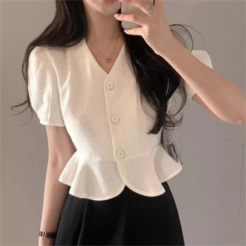 Korean chic summer age-reducing retro niche design temperament versatile fishtail short style small fragrance jacket for women