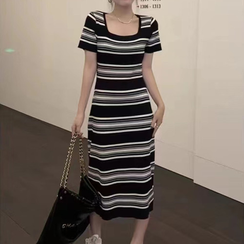 Dongdaemun's lazy classic striped French style contrasting color loose knitted dress for women that covers the belly and shows the figure
