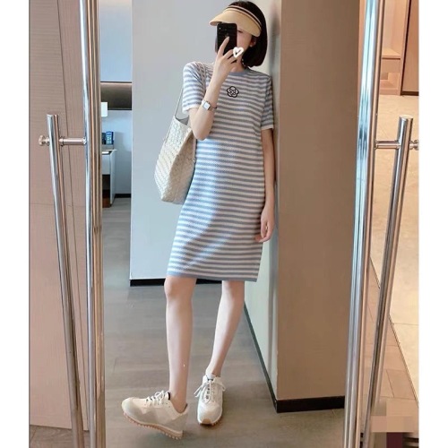 Manyan Liu Tiansi Xiaoxiang style striped knitted dress 2024 spring and summer new short-sleeved round neck straight mid-length skirt