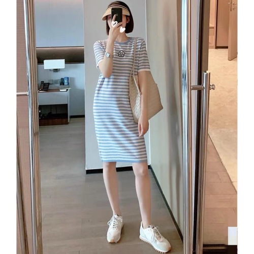 Manyan Liu Tiansi Xiaoxiang style striped knitted dress 2024 spring and summer new short-sleeved round neck straight mid-length skirt