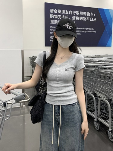 韩系时尚短袖T恤女夏季2024新款修身设计感纽扣刺绣气质短款上衣