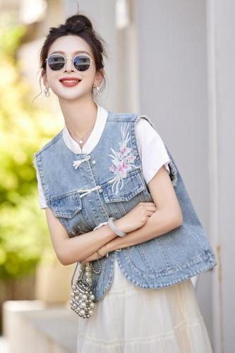 2024 Spring New Sleeveless Denim Vest New Chinese Style Waistcoat Vest Jacket Women's Embroidered Top