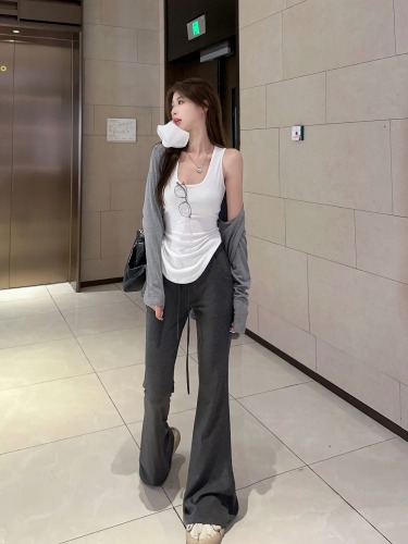 Actual shot~ Drapey boot-cut pants + Paper Man’s cool thin cardigan + inner body-covering vest suit