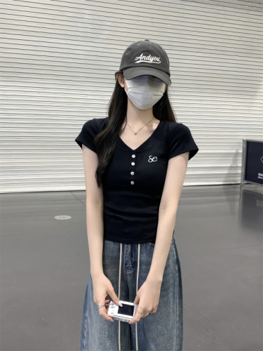 韩系时尚短袖T恤女夏季2024新款修身设计感纽扣刺绣气质短款上衣