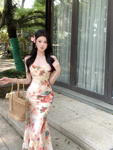 Real shot of lace spliced ​​floral chiffon suspender dress mid-length